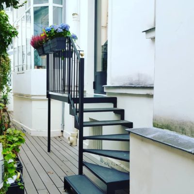 Escalier métallique extérieur pour accéder à une porte d'entrée d'une maison