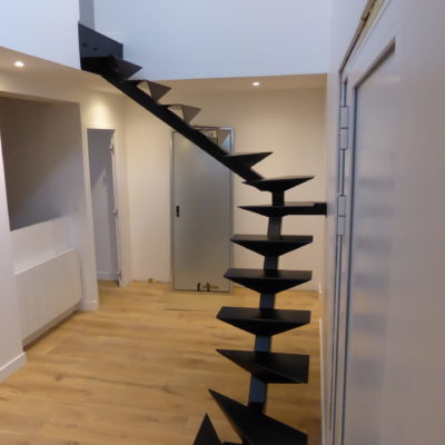 Escalier design avec structure métallique